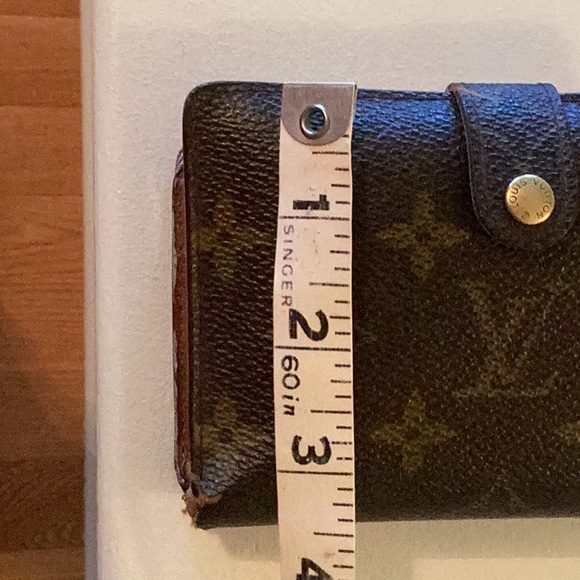 Vintage authentic Louis Vuitton bifold/ snap & button closure wallet. - Picture 12 of 14